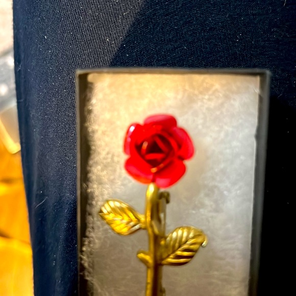 Vintage Gold Flower with a Stunning Rose Pin. - Picture 6 of 6